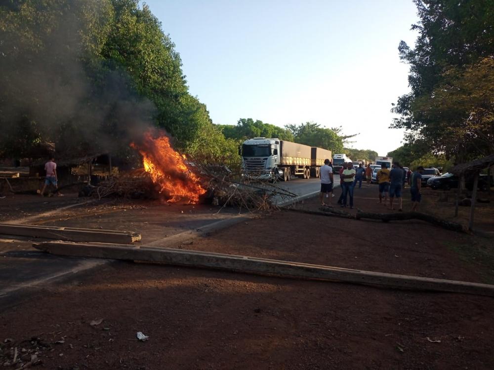 Interditada BR-135 no km 88 em Santa Rosa, município de Itapecuru Mirim