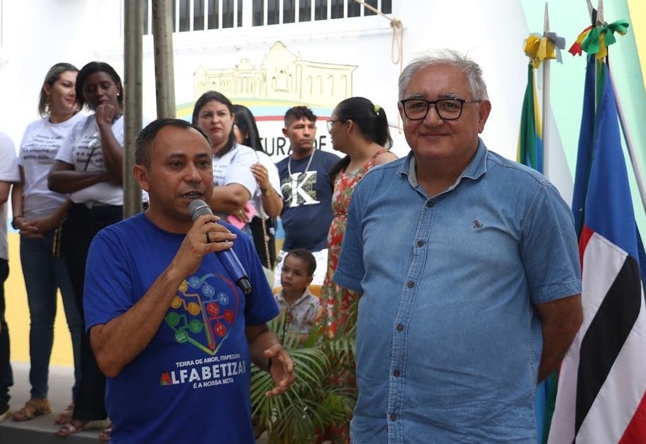 Secretário de Educação, Hilton César, e prefeito Benedito Coroba, em solenidade do município. Foto: reprodução ascom