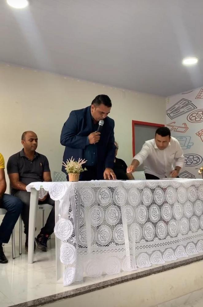 Marcos Azevedo em pé (ao centro) tomando posse como secretário de governo.