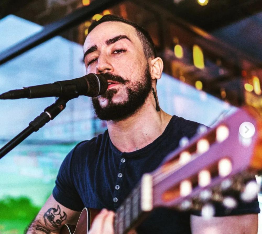 Rômulo Monteiro no palco. Foto: Reprodução perfil Instagram 