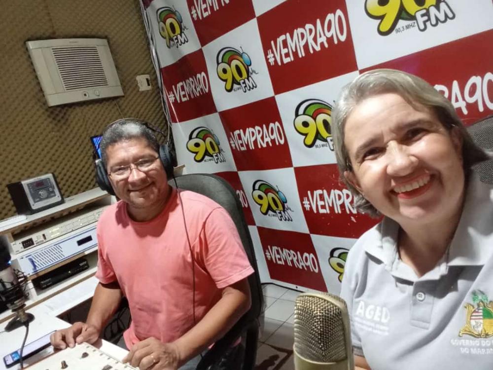 Alberto Júnior entrevistando a veterinária Antonieta Vieira (Dir) na Rádio 90 FM