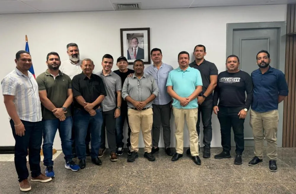 Imagem: Associação Empresarial de Itapecuru Mirim e o sec. de Estado da Indústria e Comércio, Júnior Marreca (ao centro). Foto: Divulgação