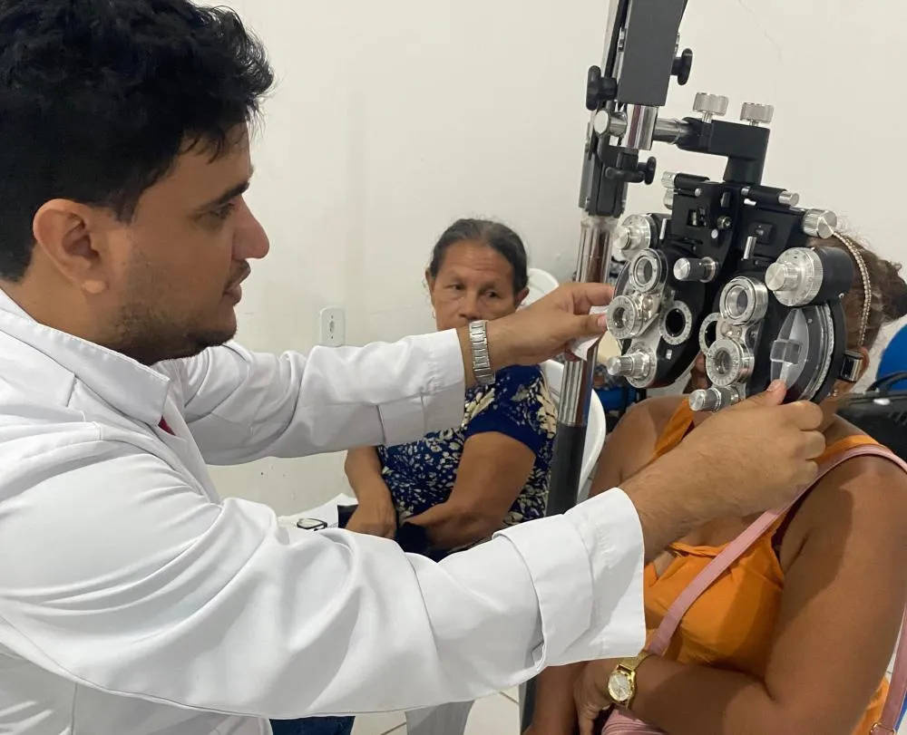 Governo do Estado entrega óculos a pacientes em Itapecuru Mirim