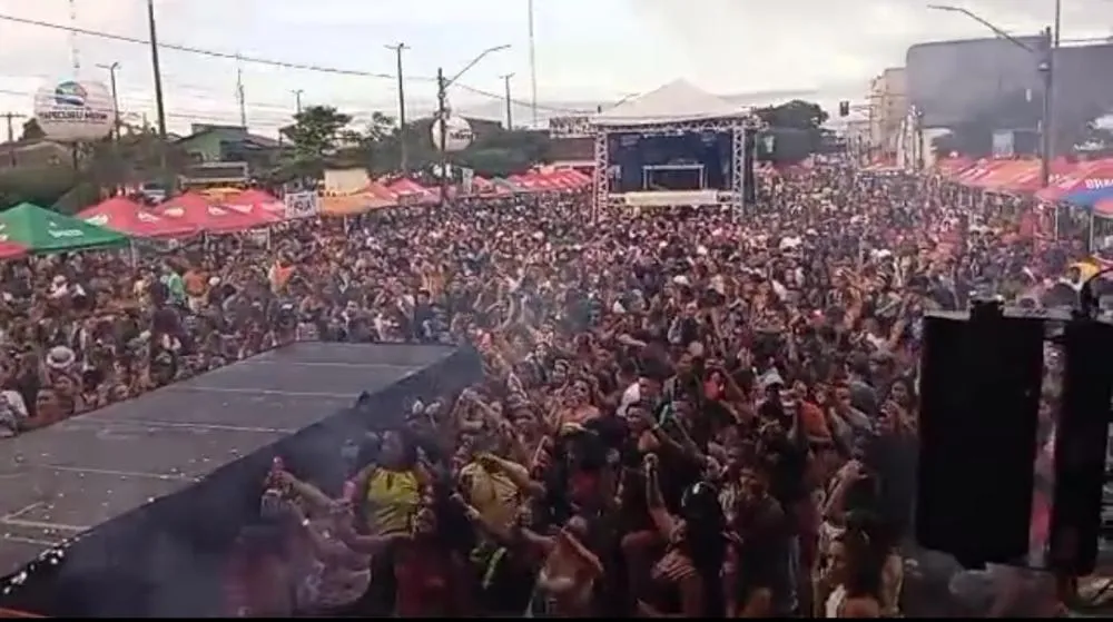 Vitor Fernandes amanhece na praça com o povo lotando o circuito em Itapecuru Mirim