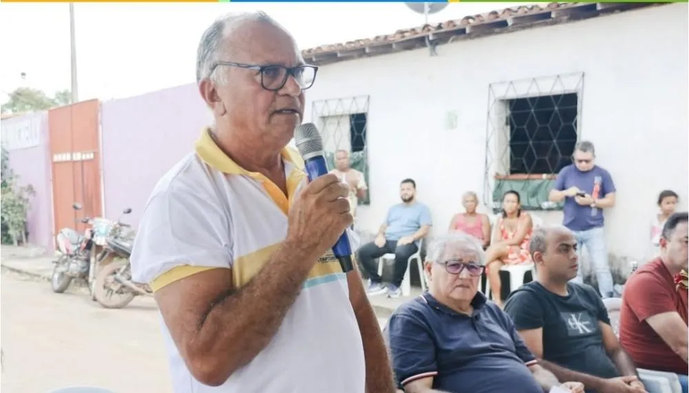 Ex-secretário Raimundo Índio do Brasil (Esq) e ex-prefeito Benedito Coroba (centro) em solenidade de inauguração em Itapecuru Mirim. Imagem: Reprodução © Prefeitura de Itapecuru Mirim
