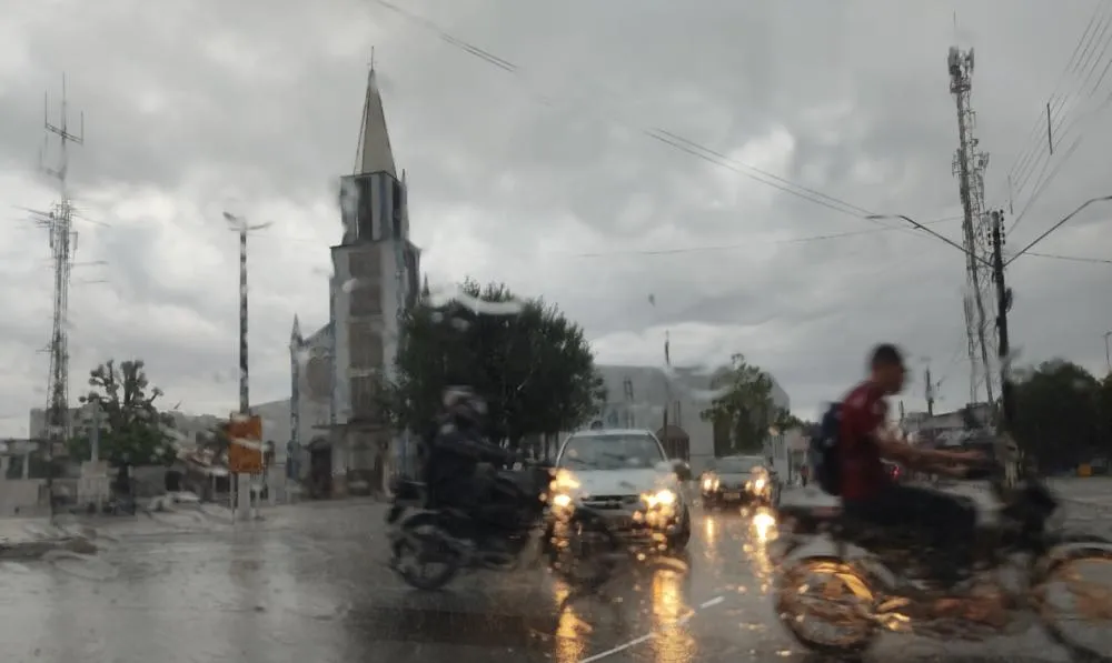 Chuva no centro de Itapecuru Mirim - MA. Imagem: © itapecurunoticias.com