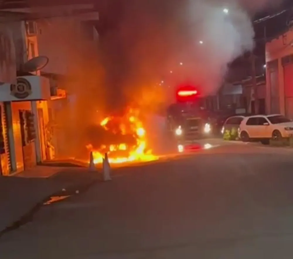 Viatura em chamas na porta da Delegacia Regional de Polícia Civil em Itapecuru Mirim. Imagem: Reprodução redes sociais