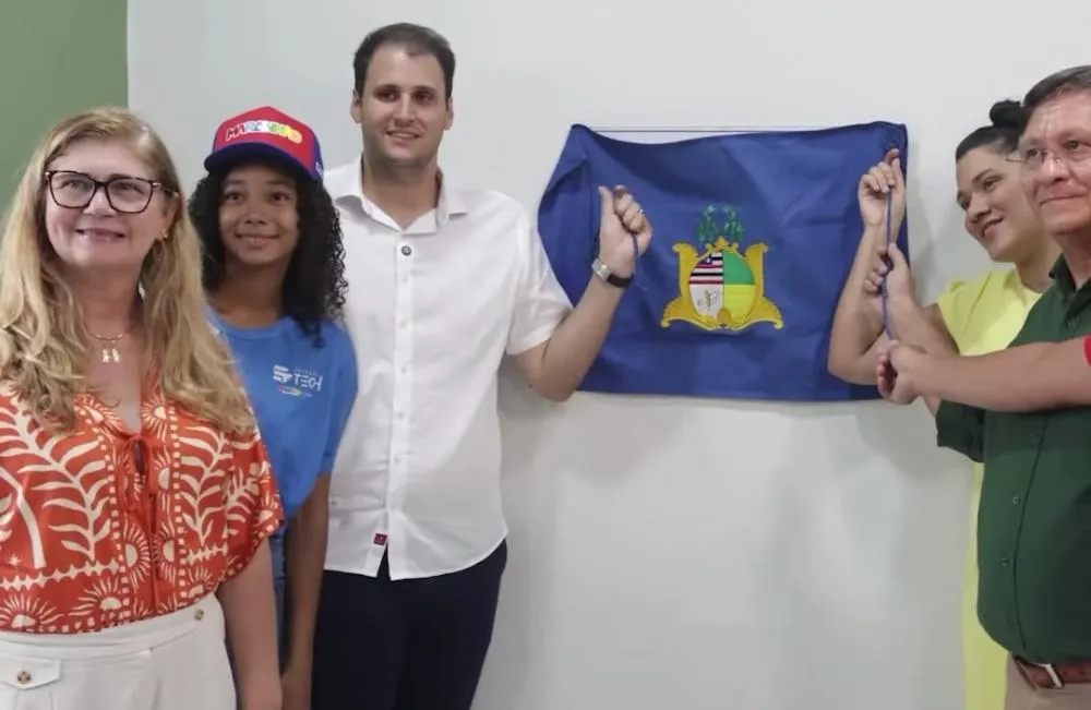 (Dir) Secretário Extraordinário de Assuntos Municipalistas, Orleans Brandão, e prefeito Jones Braga (Esq) na solenidade de entrega. Imagem: Reprodução