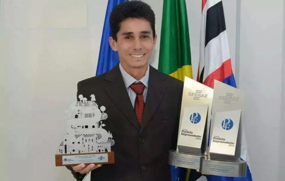 Ex-prefeito “Cicin” recebendo prêmio de prefeito empreendedor (SEBRAE). Imagem: Reprodução