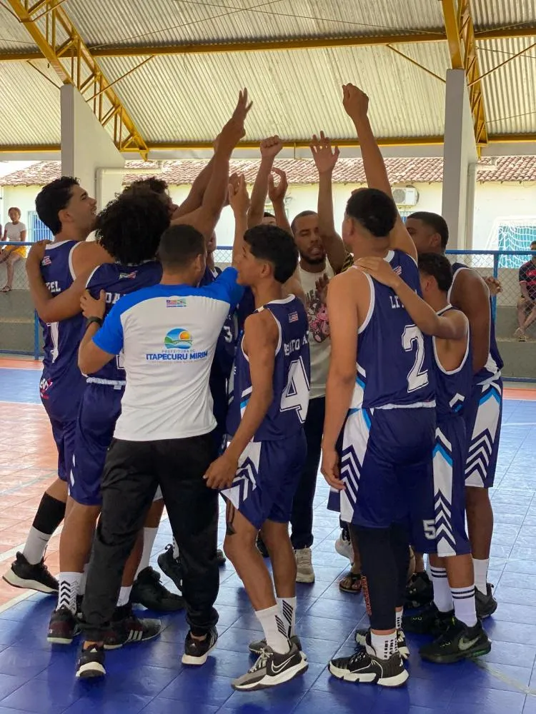 Equipe de basquete C.E. Newton Neves antes da final. Imagem: Divulgação 