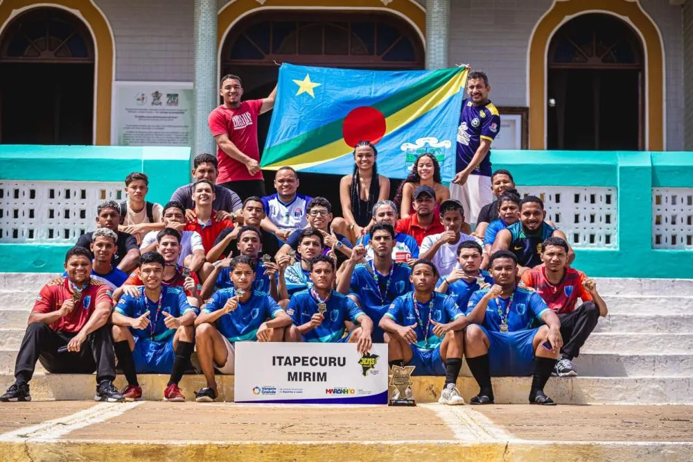 Atletas da delegação de Itapecuru Mirim em frente á igreja matriz de São Sebastião, em Vargem Grande - MA. Imagem: Divulgação 