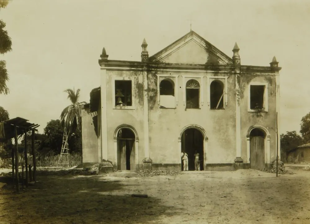 Antiga igreja de Nª Srª do Rosário dos Pretos, em Itapecuru Mirim. O prédio desabou em 1924 por ocasião de uma grande enchente do rio Itapecuru. A foto é anterior a esta data e está no Acervo Digital do IPHAN.