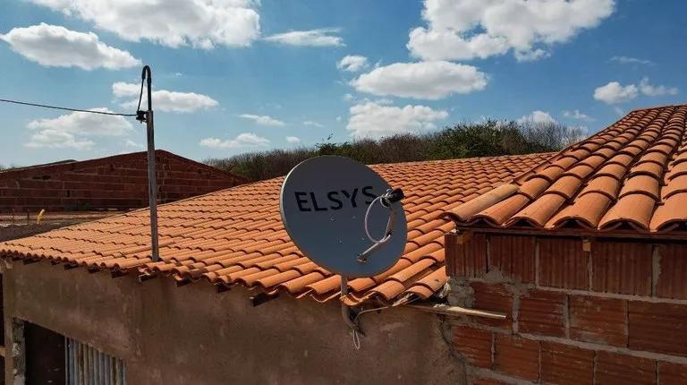Antenas parabólicas distribuídas pelo governo federal dão acesso a mais de uma centena de canais, via satélite / FOTO: Layo Stambassi/MCom