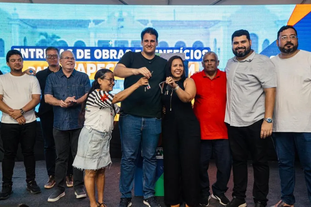 O secretário de Assuntos Municipalistas Orleans Brandão (centro) conduziu as entregas em Itapecuru. Imagem © SEAM/Governo do MA 