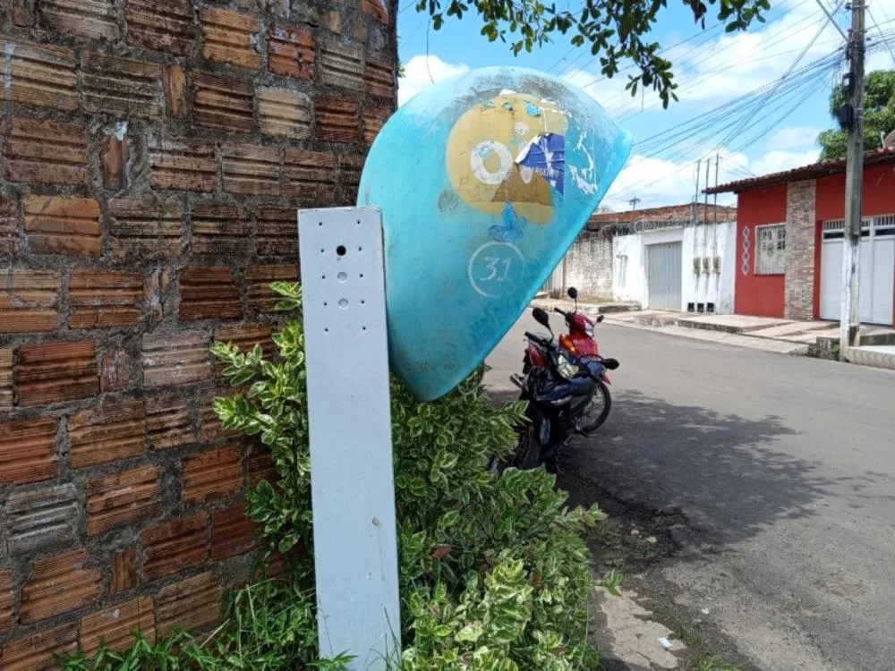 Telefone público (orelhão) na esquina das ruas Mariana Luz e Leonel Amorim. Centro de Itapecuru Mirim - MA.