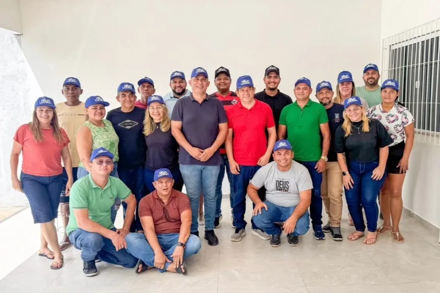 Hélio Lucena reunido com assessores no final de semana em Itapecuru Mirim. Imagem © Reprodução Redes Sociais 