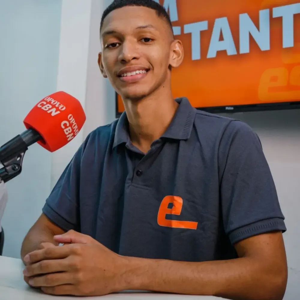 Felipe Barbosa nos estúdios da CBN O POVO. Imagem © Reprodução Redes Sociais 