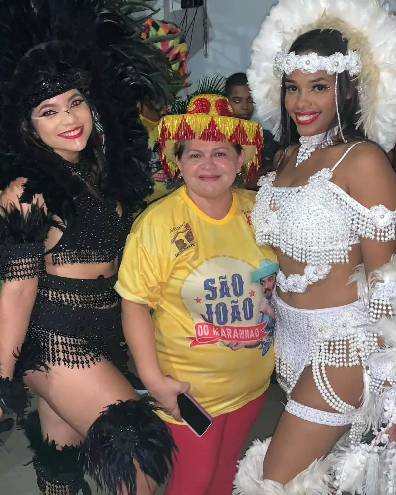 Valdirene Cruz, coordenadora e brincantes do Boi Mocidade Alegre. Imagem © Reprodução Redes Sociais