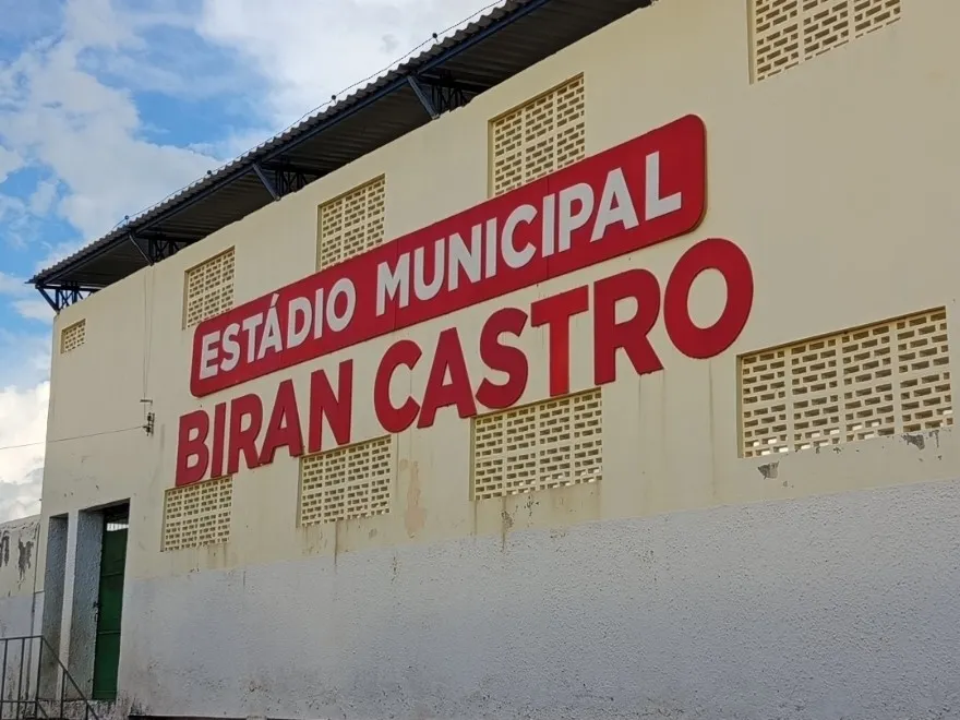 Fachada do estádio municipal Biran Castro, município de Cantanhede - MA. Imagem © itapecurunoticias.com