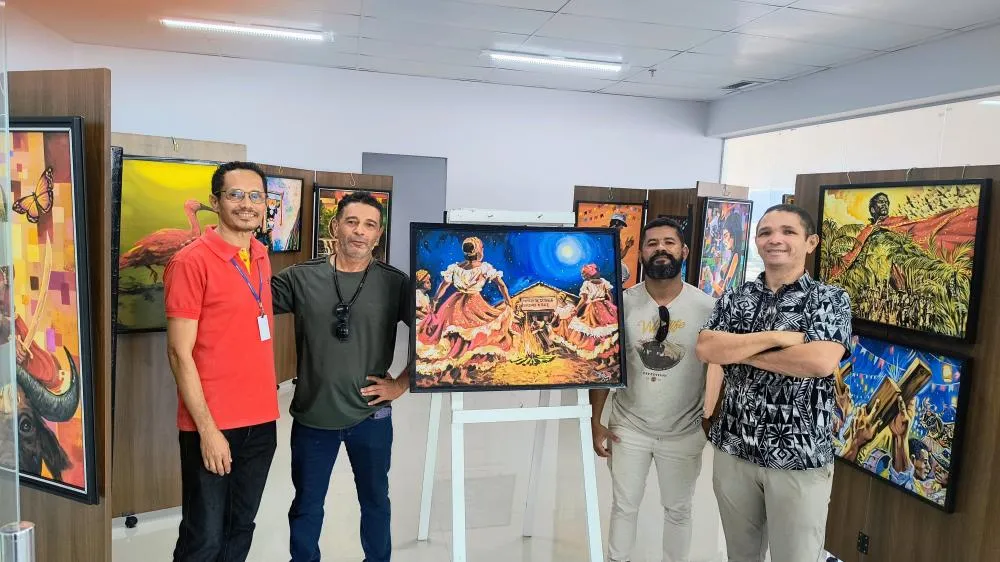 (dir) João Carlos Pimentel, curador, e os artistas Manoel Moura, Alex Muniz e Beto Diniz na sala de exposição do TCE - MA. Imagem © Divulgação