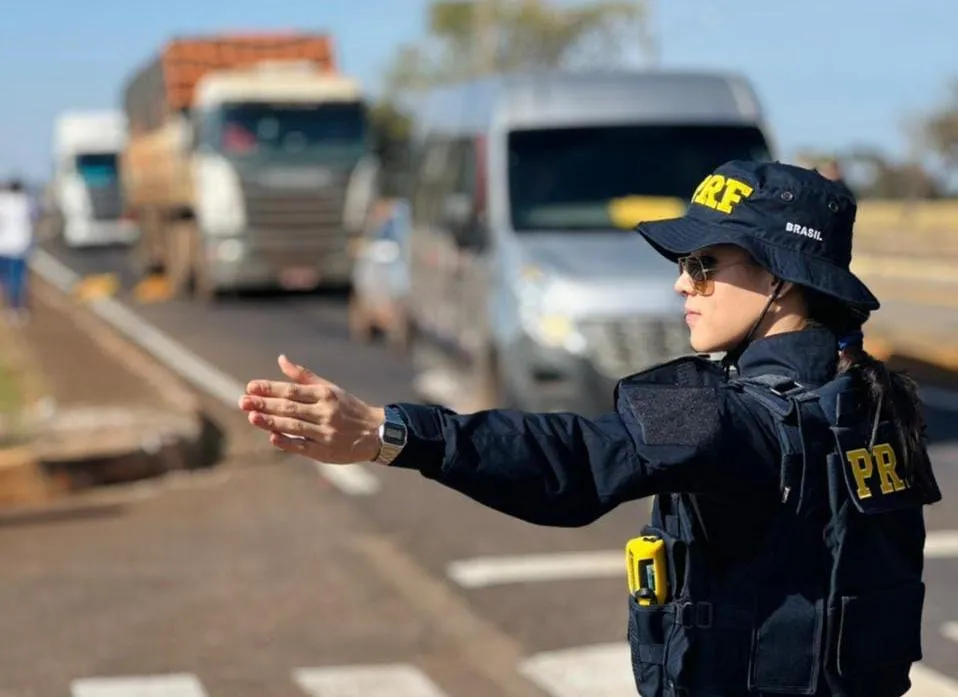 Dirigir sob a influência de álcool ou a recusa ao teste de alcoolemia são infrações de trânsito gravíssimas. Imagem ©PRF