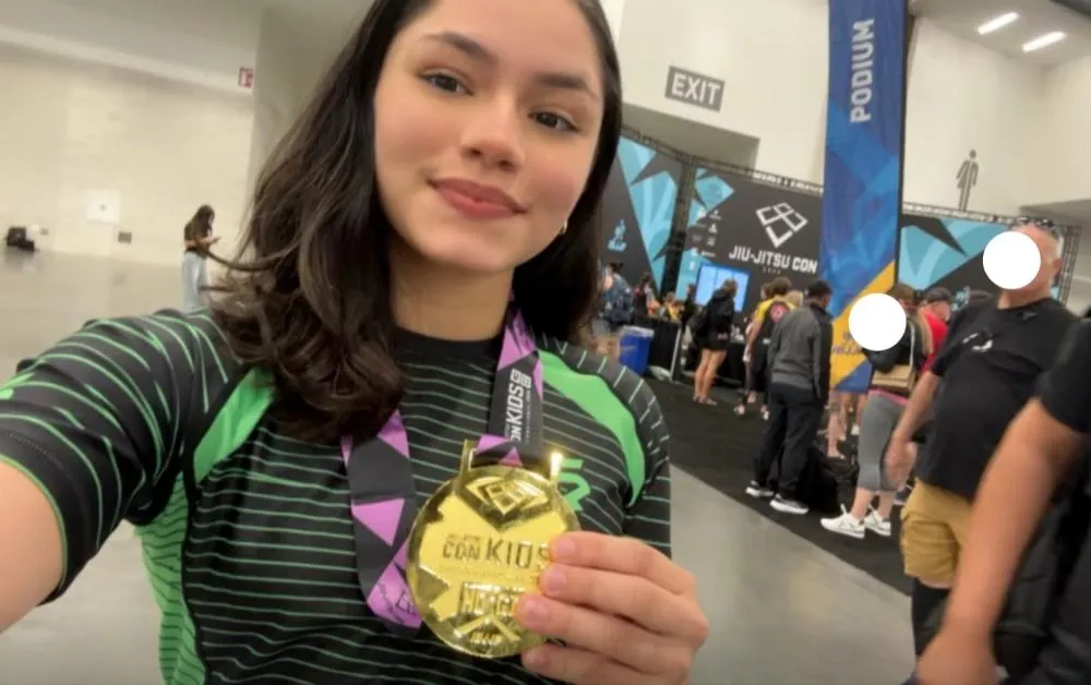 Maria Clara, em Las Vegas (EUA), após conquistar a medalha de ouro no Jiu-jitsu Con Kids International. Imagem © Reprodução Redes sociais