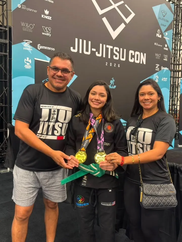 Maria Clara acompanhada dos pais no Jiu-jitsu Con Kids International, Las Vegas, EUA.
