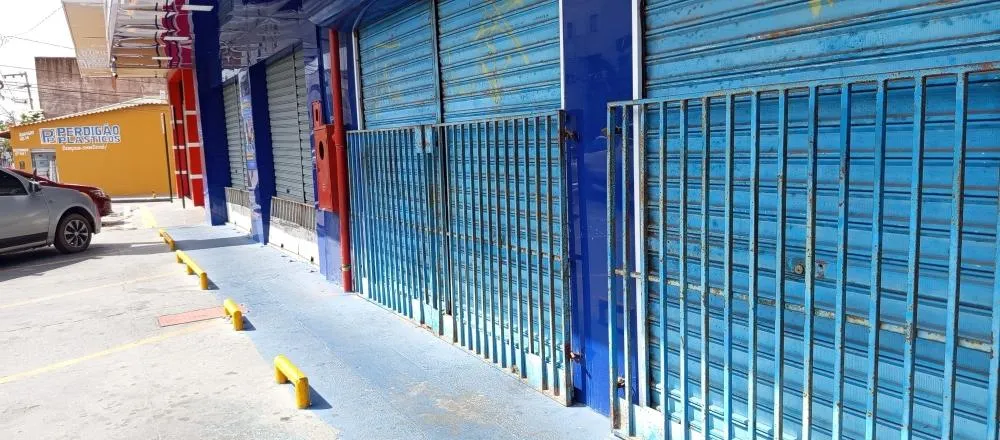 Imagem: Lojas fechadas no centro comercial do bairro Cohatrac, em São Luís do Maranhão. Imagem © João do Bragança/itapecurunoticias.com